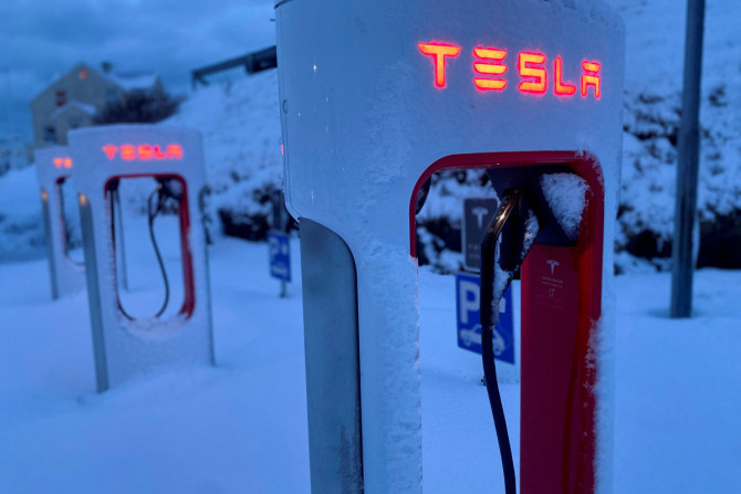 Carregadores de veículos elétricos da Tesla são vistos durante o inverno em Hofn