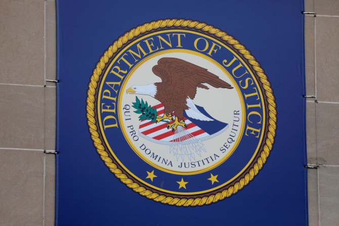 O brasão do Departamento de Justiça dos Estados Unidos (DOJ) é visto em sua sede em Washington, DC