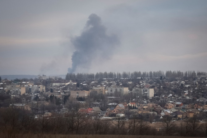 Smog é visto durante um bombardeio na cidade da linha de frente de Bakhmut