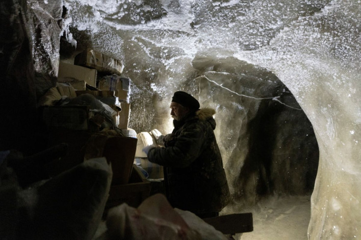 Sergey Zimov, 66, um cientista que trabalha na Estação Científica do Nordeste da Rússia, verifica materiais armazenados no subsolo no permafrost no Parque Pleistoceno fora da cidade de Chersky, República de Sakha (Yakutia), Rússia, 13 de setembro de 2021.