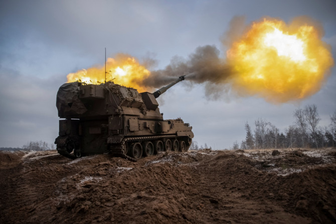 Militares ucranianos disparam um obus autopropulsado polonês Krab em direção a posições russas em uma linha de frente na região de Donetsk