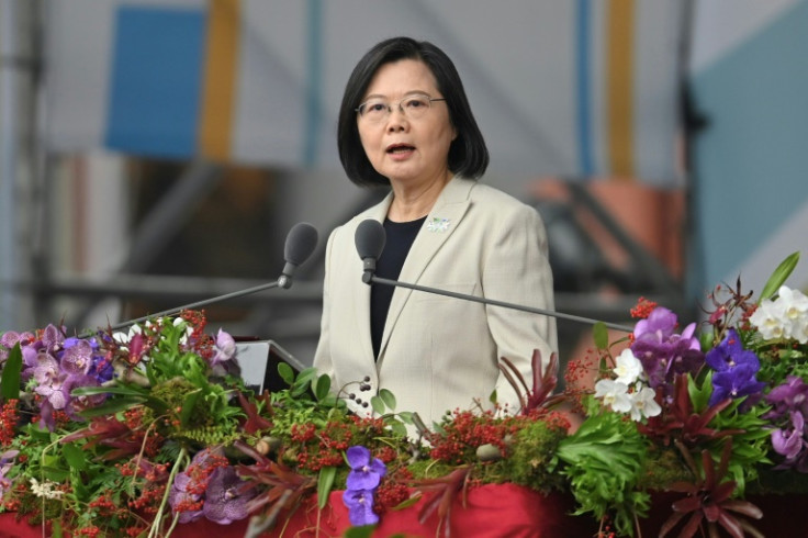 A presidente de Taiwan, Tsai Ing-wen, fala em uma cerimônia para marcar o Dia Nacional da ilha em frente ao Gabinete Presidencial em Taipei em 10 de outubro de 2022.