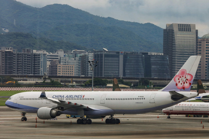 Um jato de passageiros da China Airlines de Taiwan no aeroporto de Taipei Songshan em Taipei,