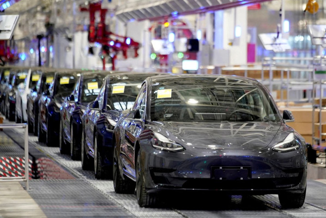 Os veículos Tesla Model 3 fabricados na China são vistos durante um evento de entrega na fábrica da montadora em Xangai, China, em 7 de janeiro de 2020.