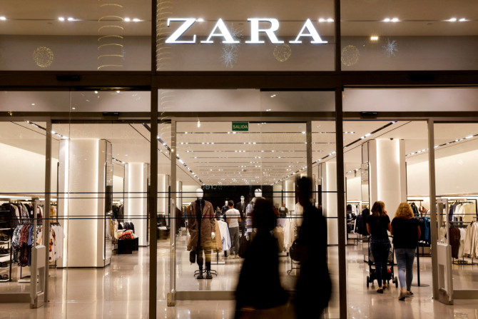 Consumidores passam por loja de roupas Zara, do grupo espanhol Inditex