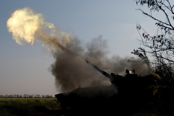 Militares ucranianos disparam um obus autopropulsado em direção a posições russas em uma linha de frente na região de Mykolaiv
