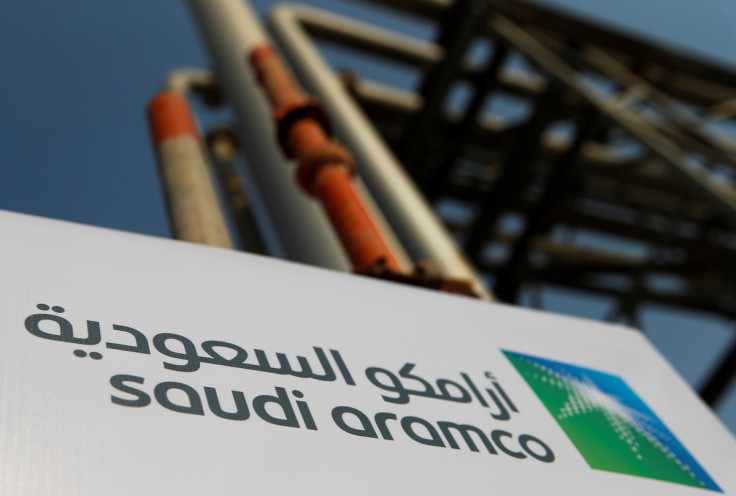 O logotipo da Saudi Aramco é retratado na instalação de petróleo em Abqaiq
