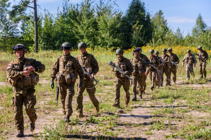 O medo da Letônia sobre o que a Rússia pode fazer a seguir levou a um aumento de quatro vezes no número de voluntários para a força de reserva do exército