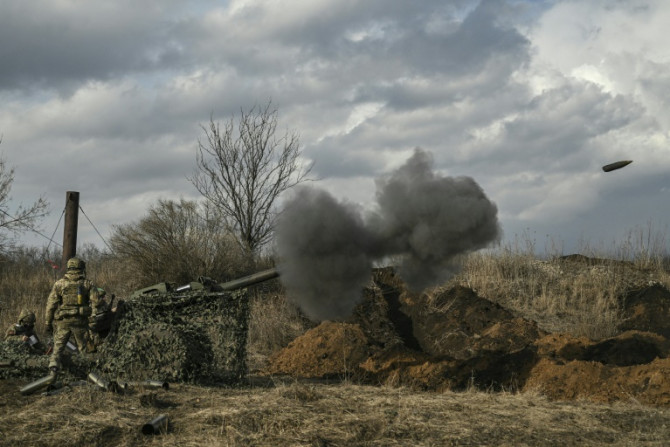 Militares ucranianos disparam com um obus de 105 mm em direção a posições russas perto de Bakhmut