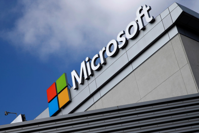 Um logotipo da Microsoft é visto um dia após a compra da LinkedIn Corp (LNKD.N) por US$ 26,2 bilhões pela Microsoft Corp (MSFT.O), em Los Angeles