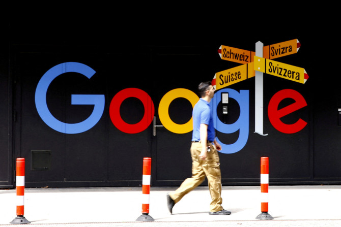 Um homem passa por um logotipo do Google, da Alphabet Inc, em Zurique