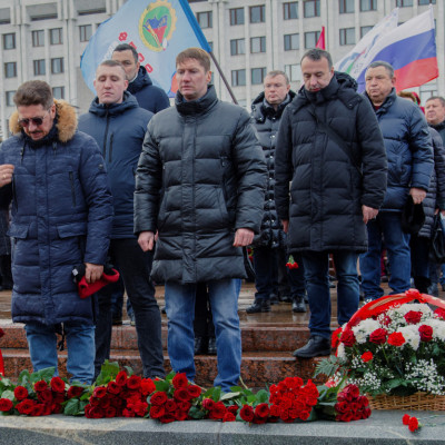 Pessoas participam de uma cerimônia em memória dos soldados russos mortos durante o conflito Rússia-Ucrânia, em Samara