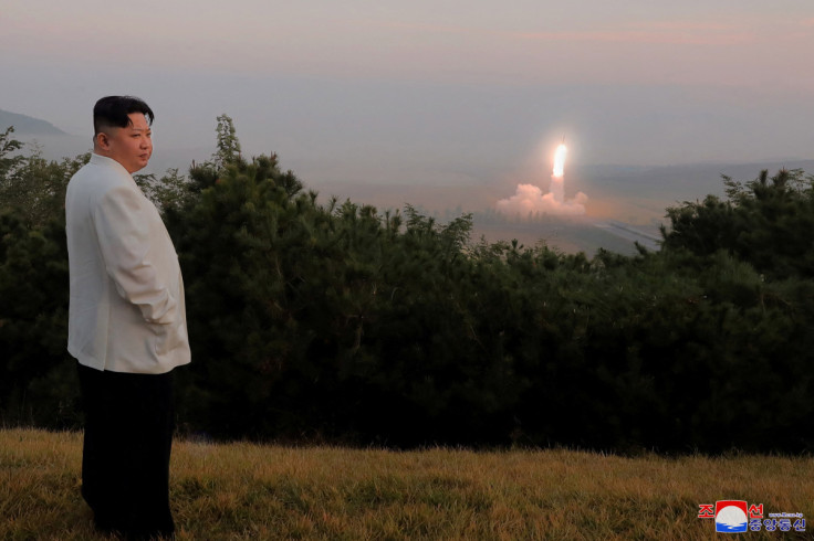 O líder da Coreia do Norte, Kim Jong Un, supervisiona um lançamento de míssil em um local não revelado na Coreia do Norte