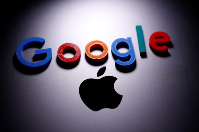 Um logotipo do Google impresso em 3D é colocado no Apple Macbook nesta ilustração
