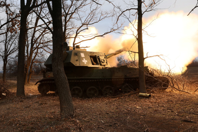 Membros do serviço ucraniano disparam uma peça de artilharia na região de Donetsk