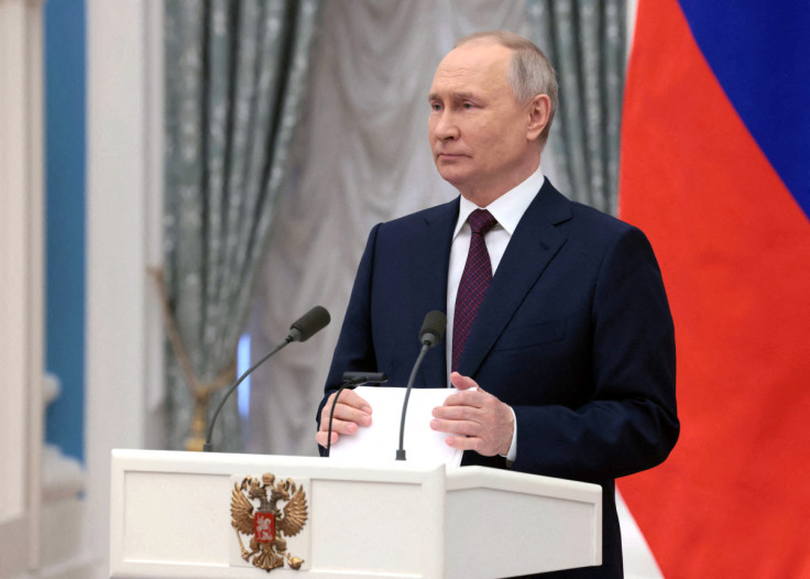 O presidente russo Putin participa de uma cerimônia que marca o Dia Internacional da Mulher