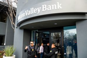 Seguranças e representantes do FDIC abrem uma agência do Silicon Valley Bank (SVB) para clientes na sede do SVB em Santa Clara, Califórnia, em 13 de março de 2023