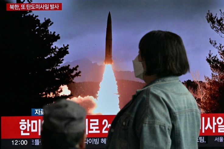 A Coreia do Norte disparou um míssil balístico de curto alcance no domingo, enquanto os EUA e a Coreia do Sul continuavam exercícios conjuntos em larga escala