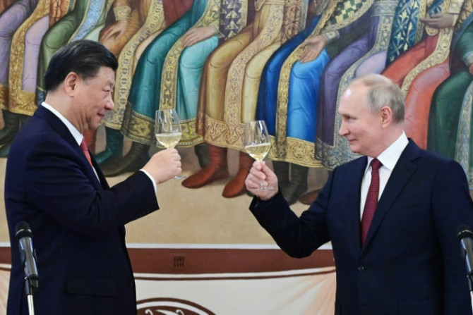 As negociações foram repletas de pompa e cerimônia, com Putin e Xi saudando uma &#39;nova era&#39; no relacionamento entre seus países.