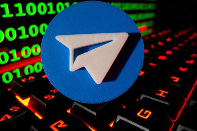 Um logotipo do Telegram impresso em 3D é retratado em um teclado na frente do código binário nesta ilustração tirada em 24 de setembro de 2021.