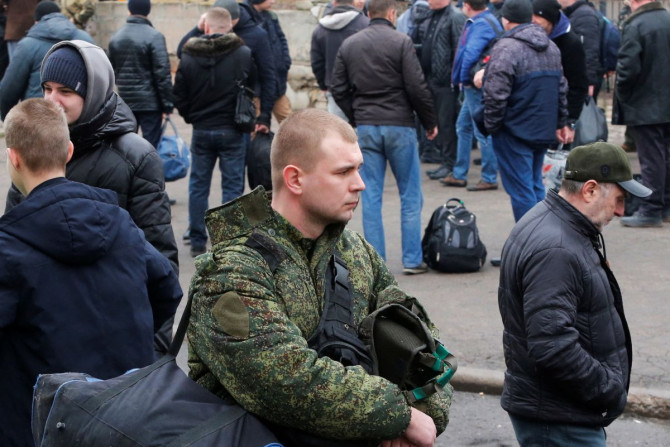 Homens se reúnem em um ponto de mobilização militar na cidade controlada pelos separatistas de Donetsk, Ucrânia, em 23 de fevereiro de 2022.