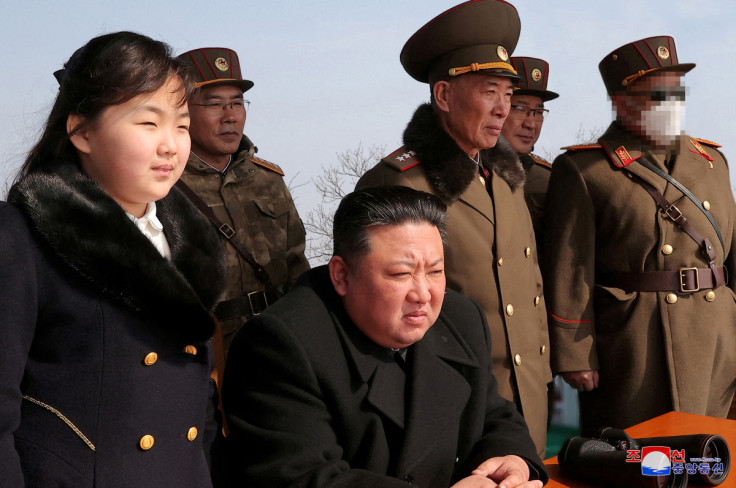 Líder norte-coreano Kim Jong Un assiste a exercícios de mísseis