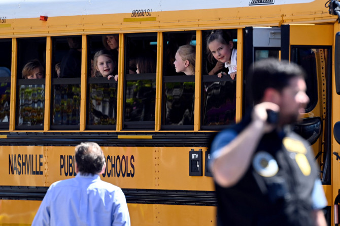 Alunos da Covenant School esperam para descer de um ônibus para encontrar seus pais após um tiroteio em massa em Nashville