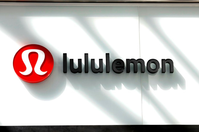 O logotipo da Lululemon Athletica é visto do lado de fora de uma loja de varejo na cidade de Nova York, EUA, em 30 de março de 2017.