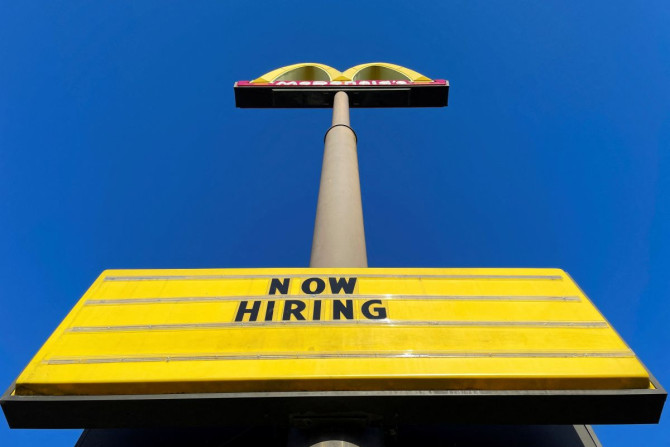 Uma placa do lado de fora de um restaurante McDonalds diz "Agora contratando" em Augusta, Geórgia, EUA, 11 de abril de 2022.