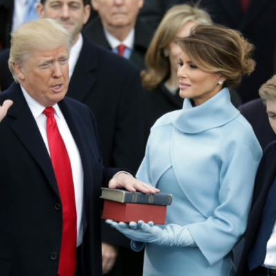O ex-presidente dos EUA, Donald Trump, é retratado em janeiro de 2017, prestando juramento ao lado de sua esposa Melania e filho Barron