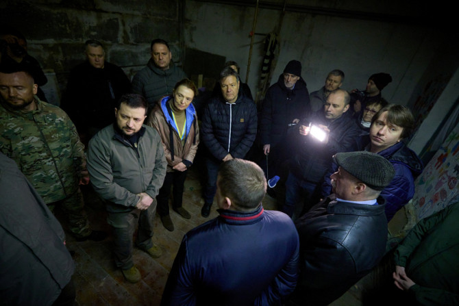 O presidente da Ucrânia, Zelenskiy Zelenskiy, e o ministro alemão da Economia e do Clima, Habeck, visitam a aldeia de Yahidne no primeiro aniversário de sua libertação, na região de Chernihiv