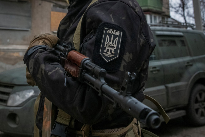 Membro do batalhão checheno pró-ucraniano segura sua arma na cidade de Bakhmut