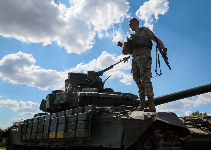 Um soldado ucraniano está em um tanque carregado em um caminhão militar, em meio à invasão russa da Ucrânia, na região de Donbass, Ucrânia, 12 de julho de 2022.