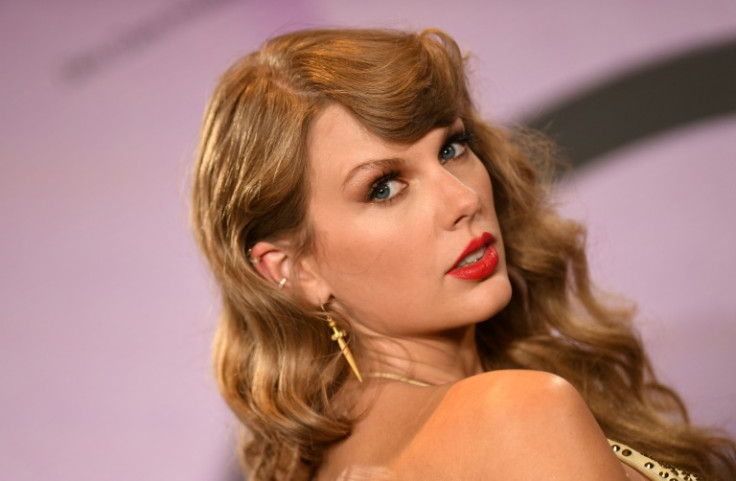 A cantora norte-americana Taylor Swift, exibida aqui no American Music Awards 2022, concorre a Melhor Canção no Grammy deste ano