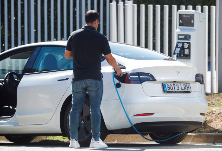 Um homem remove um cabo após carregar um carro elétrico da Tesla em Sant Cugat del Valles, perto de Barcelona