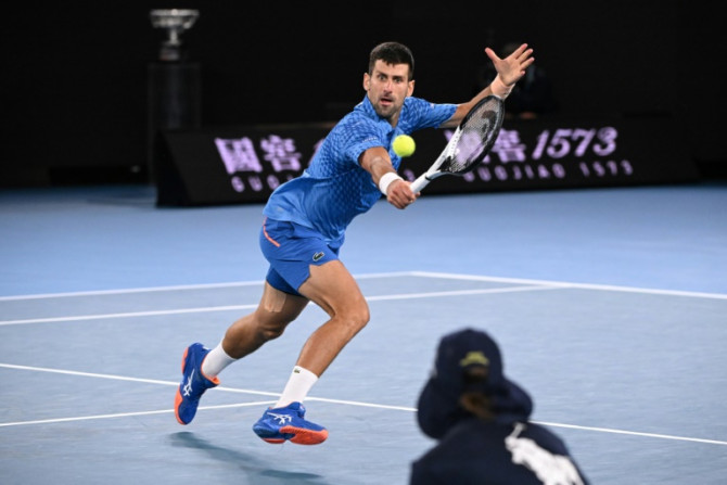 Novak Djokovic, da Sérvia, marca um retorno contra Stefanos Tsitsipas, da Grécia