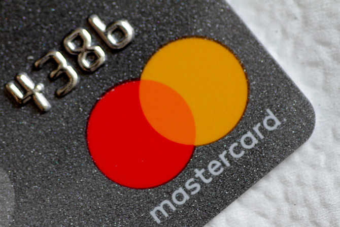 Foto ilustrativa de um logotipo da Mastercard em um cartão de crédito