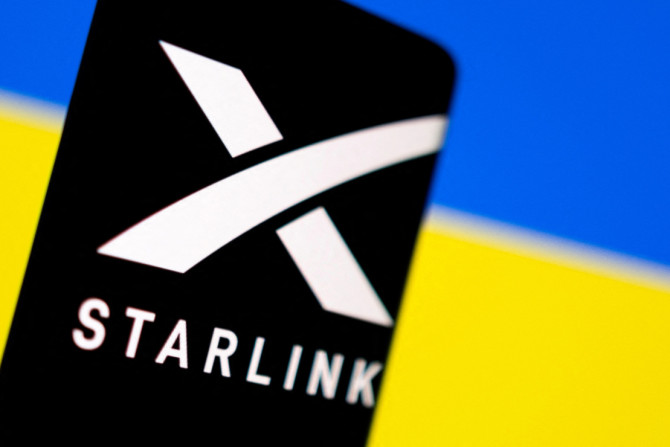 A ilustração mostra o logotipo Starlink e a bandeira da Ucrânia
