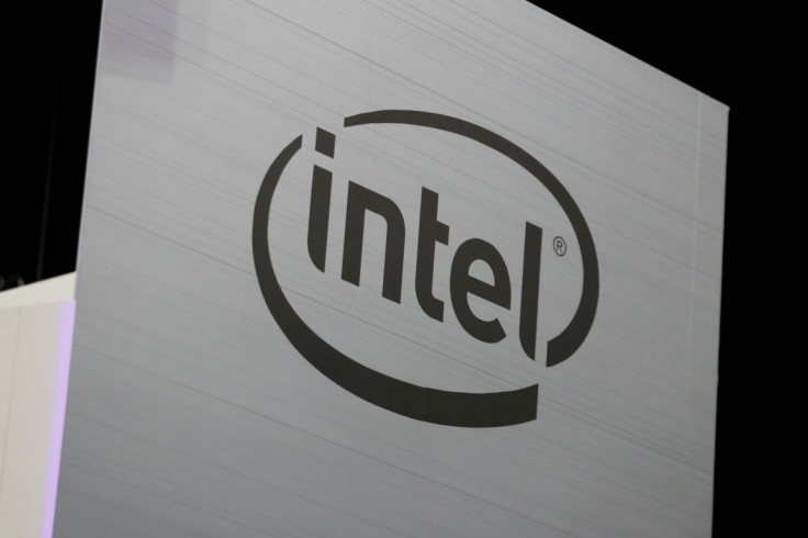 O logotipo da Intel é exibido na E3, a maior convenção mundial da indústria de videogames em Los Angeles, Califórnia, EUA, em 12 de junho de 2018.
