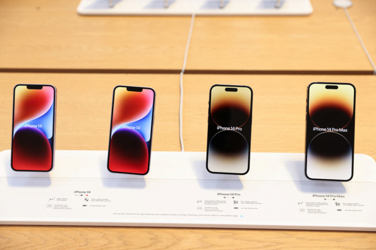 O Apple iPhone 14, o Apple iPhone 14 Pro e o Apple iPhone 14 Pro Max são vistos na loja da Apple Fifth Avenue em Manhattan, Nova York