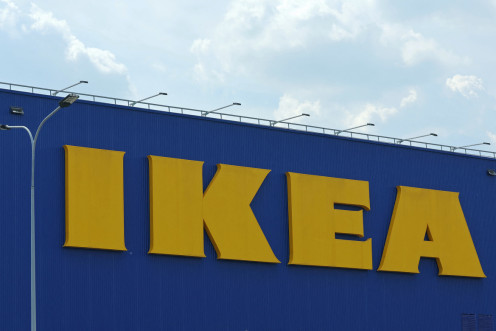 Uma vista mostra o logotipo da IKEA em uma loja fechada em Kotelniki