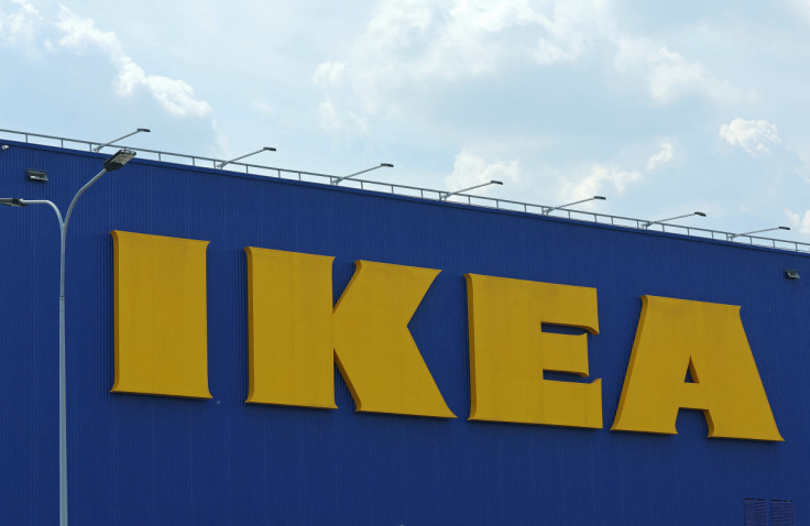 Uma vista mostra o logotipo da IKEA em uma loja fechada em Kotelniki