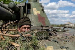 Um soldado ucraniano olha para fora de um tanque, em meio à invasão russa da Ucrânia, na cidade de Lyman, na região de Donetsk