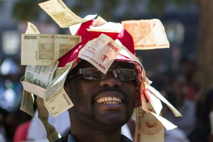 Assolado por crises econômicas e hiperinflação que o levaram à introdução de várias moedas que rapidamente perderam valor, o Zimbábue não paga sua dívida externa há anos
