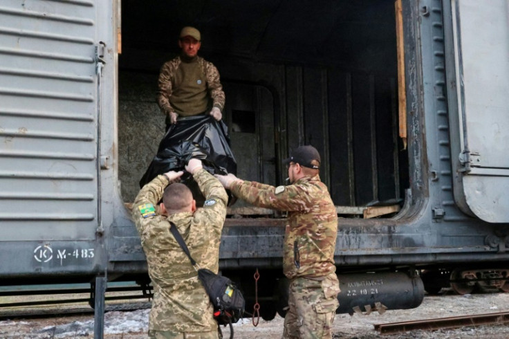Uma unidade especial ucraniana recolhe corpos de soldados russos do campo de batalha