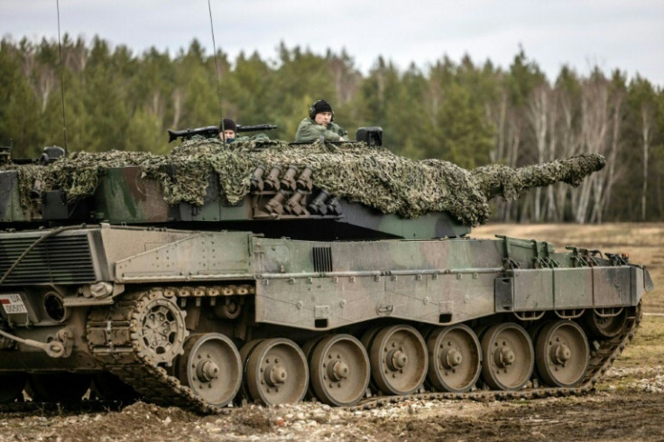 Soldados ucranianos treinam em tanques Leopard 2 na Base Militar de Swietoszow, no oeste da Polônia