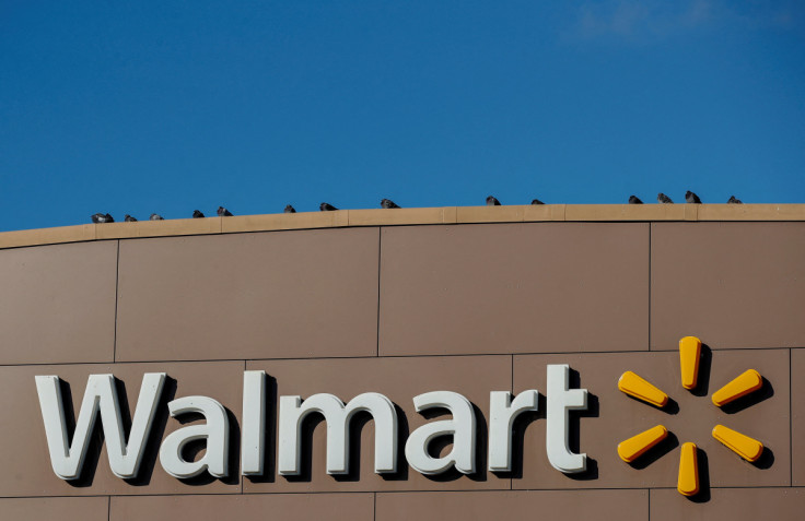 O logotipo do Walmart é visto do lado de fora de uma das lojas em Chicago