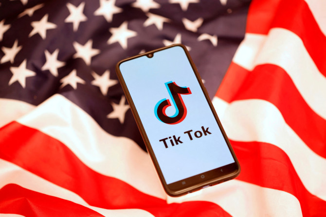 O logotipo do TikTok é exibido no smartphone enquanto está na bandeira dos EUA nesta ilustração