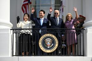O presidente Yoon Suk Yeol está em uma visita de estado de seis dias aos Estados Unidos, onde ele e seu colega Joe Biden discutiram o aumento do escudo de segurança dos EUA para a Coreia do Sul.