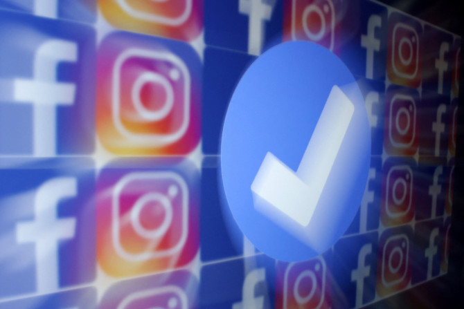 A ilustração mostra o selo de verificação azul, os logotipos do Facebook e do Instagram